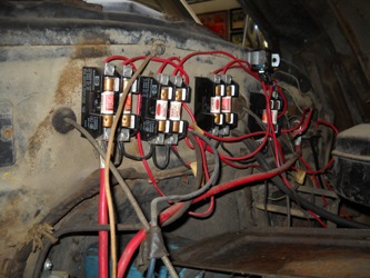 Electrial wiring and fuses on the firewall.