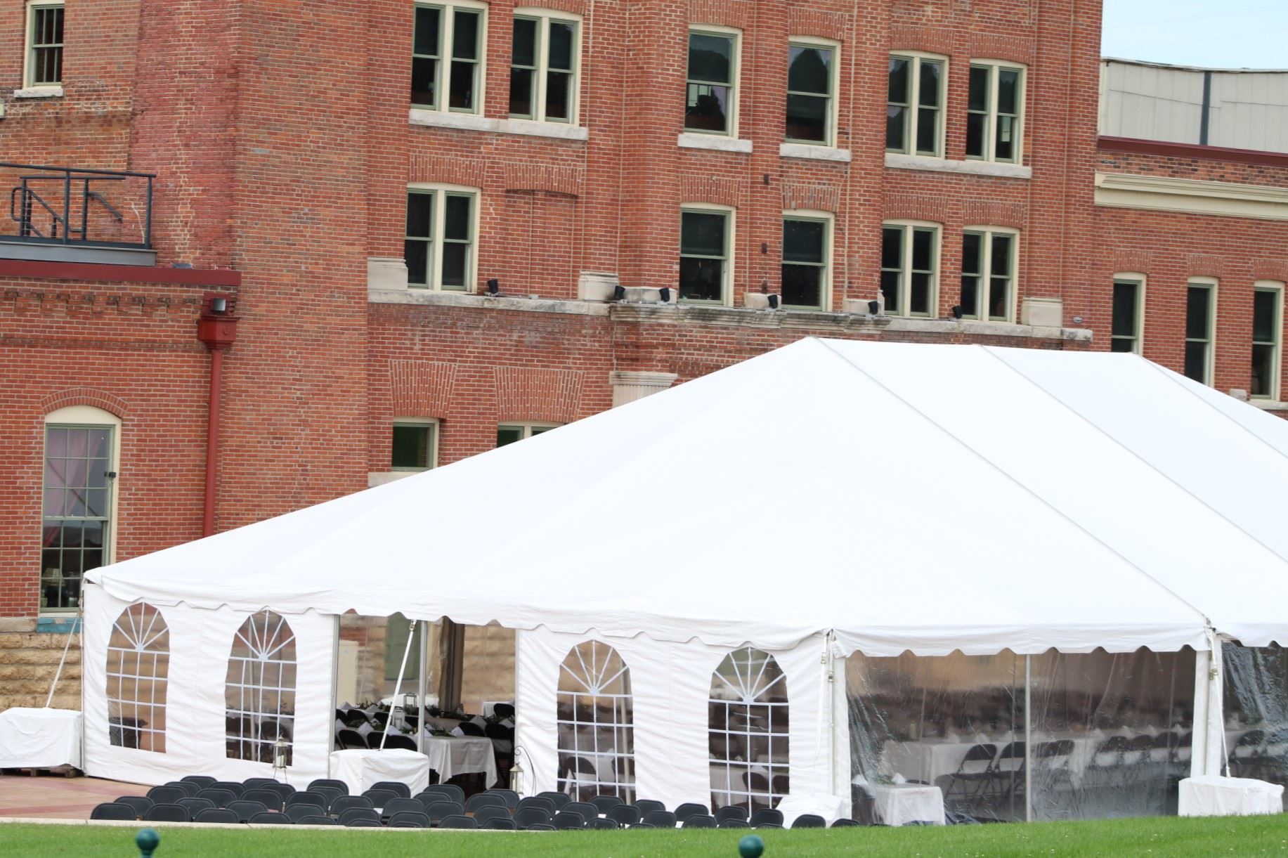 Amphitheater style seating; price: $200.00 (Monday-Thursday), $300.00 (Friday-Sunday), $75.00 for a 